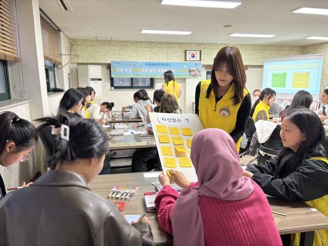 경산시자원봉사센터가 지역 대학교 재학 유학생을 대상으로 '2026 유학생 글로벌 식탁 봉사단' 발대식을 갖고 업무 협의를 하고 있다. 경산시자원봉사센터 제공