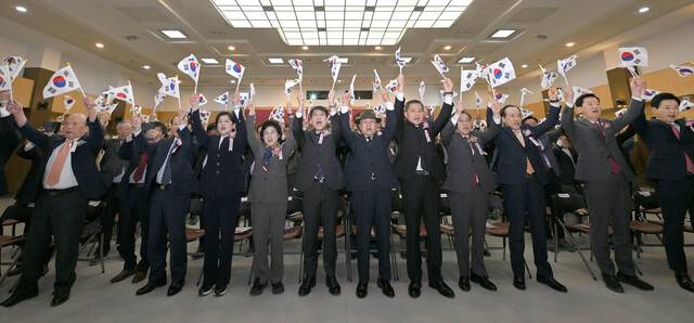 지난 11일 오전 대구시 산격청사 대강당에서 열린 제107주년 대한민국 임시정부 수립 기념식에 참석한 기관장, 내빈, 광복회원 등이 만세삼창을 외치고 있다. 대구시 제공