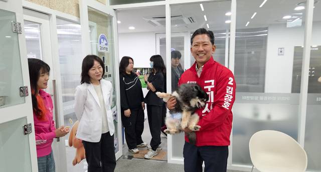 지난 10일 구미시 애니멀 케어센터를 찾은 김장호 국민의힘 구미시장 예비후보가 반려견을 안은 채 센터 관계자들과 대화를 나누고 있다. 김장호 예비후보 제공