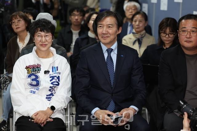 조국 조국혁신당 대표가 8일 정한숙 대구 동구청장 후보 선거사무소 개소식에 참석하고 있다. 김진홍 기자