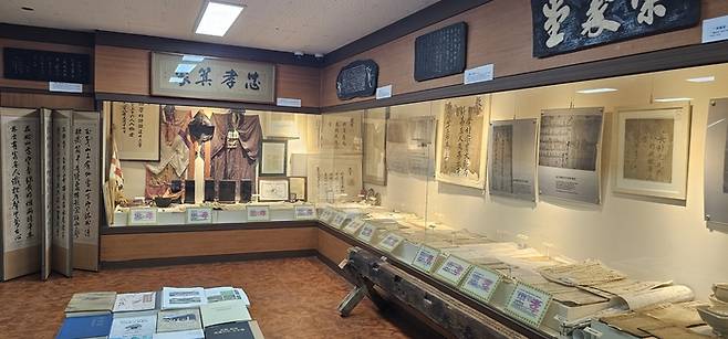 도진리 유물 전시관, 박 이장은 집성촌이기 때문에 귀한 유물들을 전시관으로 모이게 할 수 있었다고 말했다. <석현철 기자>