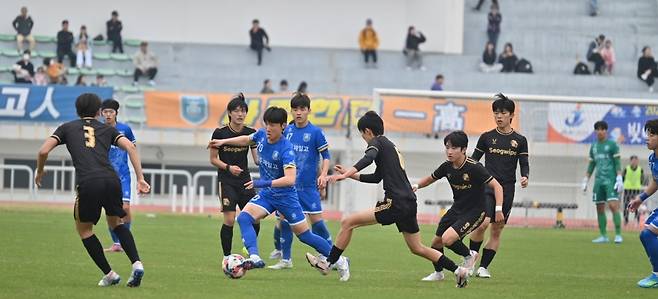 12일 제주종합경기장 주경기장에서 열린&nbsp; '2026 제주일보 백호기 전도 청소년 축구대회' 고등부 결승전에서 서귀포고와 제주제일고 선수들이 볼을 다투고 있다.(사진=고봉수 기자)