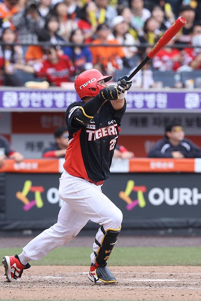 12일 경기에서 9회초 솔로홈런을 때려낸 한준수. KIA구단 제공