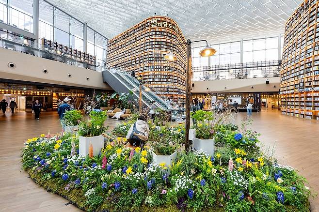 스타필드 코엑스몰 별마당도서관이 진행하는 ‘처음 돋는 첫잎처럼, 처음 여는 첫입처럼’ 특별전 전경.(사진제공=신세계프라퍼티)