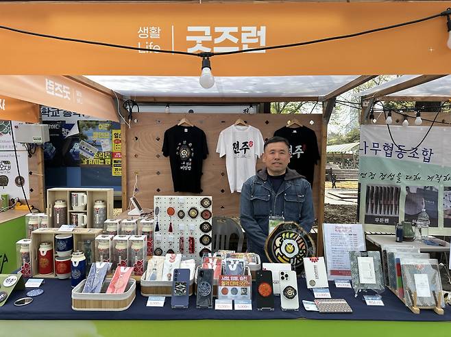 11일 배응선 더씽킹 대표가 전북 전주시 전북대학교에 마련된 ‘4월 동행축제’ 부스에서 포즈를 취하고 있다.(서이원 기자 @iwonseo96)