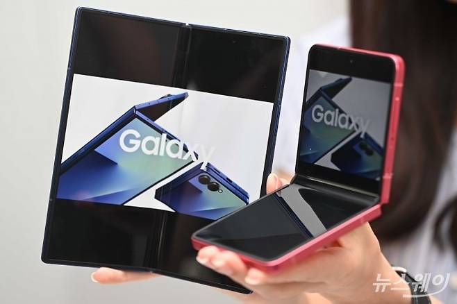 (오른쪽)삼성전자의 AI 최적화된 '갤럭시Z 플립7'과 '갤럭시Z 폴드7'이 10일 오전 서울 중구 삼성전자 사옥에서 열린 '삼성 갤럭시 언팩 2025' 공개된 신제품 설명회에서 관계자가 설명을 하고 있다. 사진=강민석 기자 kms@newsway.co.kr