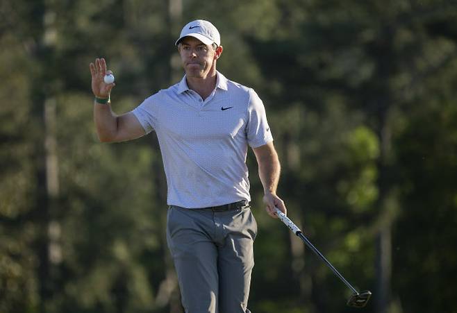 로리 매킬로이가 마스터스 2라운드 18번홀에서 버디를 기록한 뒤 갤러리를 향해 손을 들어 인사하고 있다. (사진=ANGC)