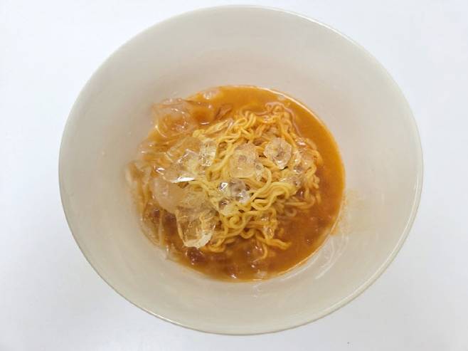 냉수와 얼음을 더해 완성한 물밀면. 면 식감이 강조된다.