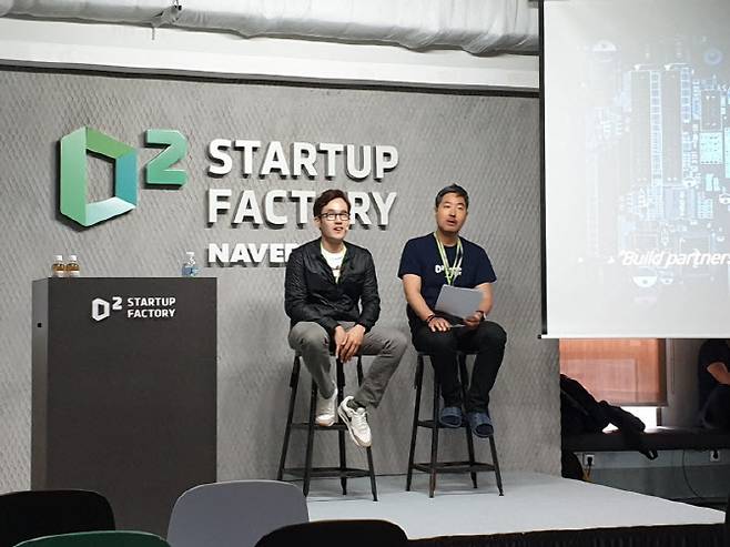 2019년 네이버 D2SF SUMMIT에서 윤성호(왼쪽) 마키나락스 대표가 발표하고 있다.(사진=네이버 D2SF)
