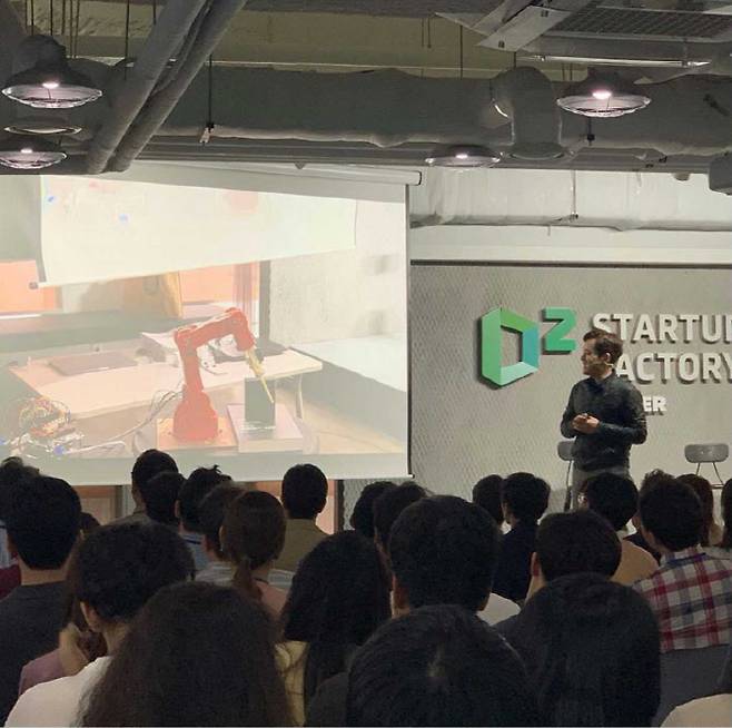 2019년 네이버 D2SF SUMMIT에서 윤성호 마키나락스 대표가 발표하고 있다.(사진=네이버 D2SF)