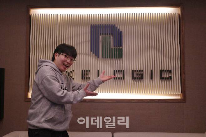 오건우 성우가 서울 마포구에 위치한 픽셀로직 스튜디오에서 인터뷰 전 포즈를 취하고 있다.(사진=최희재 기자)