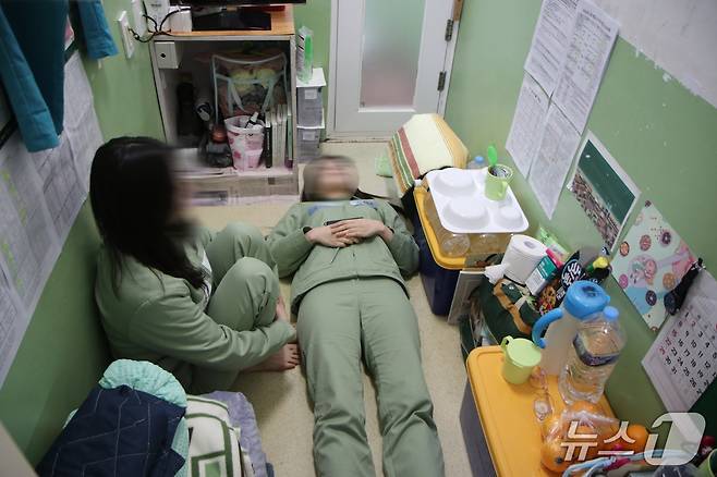 화성교도소 수감자 2명이 거주하는 독거실 안 풍경. <뉴스1> 취재진 2명이 독거실 체험을 하고 있다. 2026.3.6 (법무부 제공)