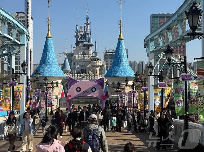매직아일랜드로 향하는 길목ⓒ 뉴스1 윤슬빈 관광전문기자