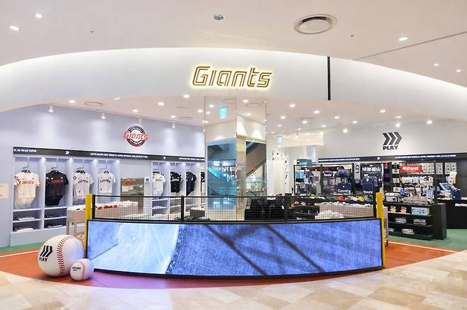 서울시 송파구에 위치한 잠실 롯데월드몰 3층에 오픈한 '롯데자이언츠x윌비플레이' 매장 전경.(롯데백화점 제공)