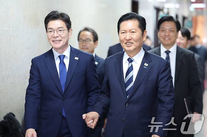 정청래 더불어민주당 대표가 지난 10일 서울 여의도 국회에서 6.3 지방선거 서울시장 후보로 선출된 정원오 전 성동구청장과 면담하기 위해 당대표실로 향하고 있다. 2026.4.10 ⓒ 뉴스1 신웅수 기자