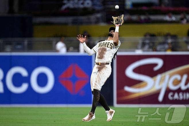 샌디에이고 파드리스의 페르난도 타티스 주니어가 12일(한국시간) 열린 2026 메이저리그 콜로라도 로키스전에서 2루수로 선발 출전했다. ⓒ AFP=뉴스1