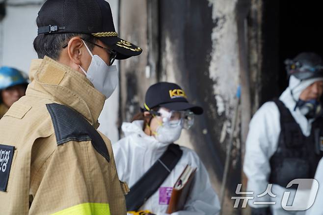 12일 오후 전남소방본부가 완도 냉동창고 화재 현장을 수습하고 있다. 앞서 이날 오전 8시 25분쯤 전남 완도군 군외면 원동리의 한 냉동창고에서 불이 나 소방대원 2명이 숨졌다. (전남소방본부 제공. 재판매 및 DB금지) 2026.4.12 ⓒ 뉴스1 이수민 기자