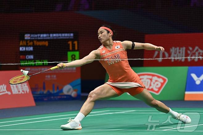 '셔틀콕 여제' 안세영이 12일(한국시간) 중국 닝보에서 열린 2026 아시아배드민턴선수권대회 여자 단식 결승전 중국의 왕즈이와의 경기에서 리시브를 하고 있다. 안세영은 세계 랭킹 2위 왕즈이에 1시간 40분 동안 펼쳐전 혈전 끝에 게임 스코어 2대1(21대12, 17대21, 21대18) 승리를 거두며 시니어 무대 진입 뒤 처음으로 아시아 선수권을 제패했다. ⓒ AFP=뉴스1