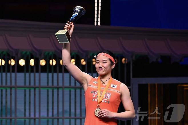12일(한국시간) 중국 닝보에서 열린 2026 아시아배드민턴선수권대회 여자 단식 결승전 왕즈이(중국)와의 경기에서 게임 스코어 2대1(21대12, 17대21, 21대18)로 꺾고 우승을 차지한 '배드민턴 여제' 안세영이 시상식에서 우승 트로피를 들며 환호하고 있다. ⓒ AFP=뉴스1