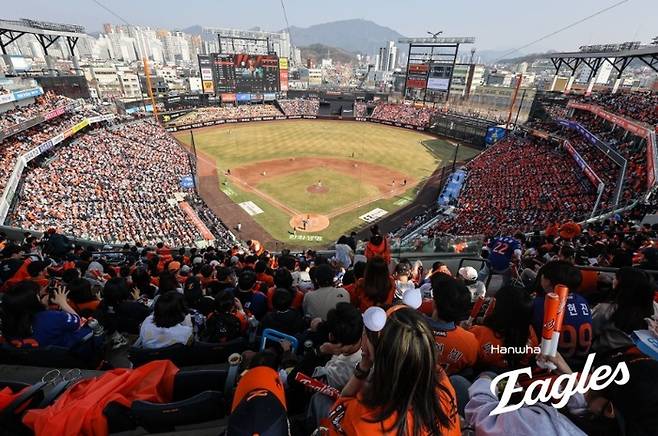 한화가 28일 대전 한화생명 볼파크에서 키움과 2026 KBO리그 정규시즌 개막전을 치른 가운데 경기 전 1만7000석 모든 좌석이 팔렸다. 사진 | 한화 이글스