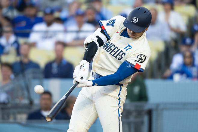 빅리그 최고 수준인 오타니 쇼헤이가 12일(한국시간) 텍사스전에서 홈런을 뽑아내고 있다. 스트라이드는 평소보다 좁지만, 오른쪽 무릎 앞에 히팅포인트가 형성돼 있다. 상체가 뒤에 남아있는 점도 좋은 밸런스를 유지한다는 사실을 알려준다. 사진 | AP 연합뉴스