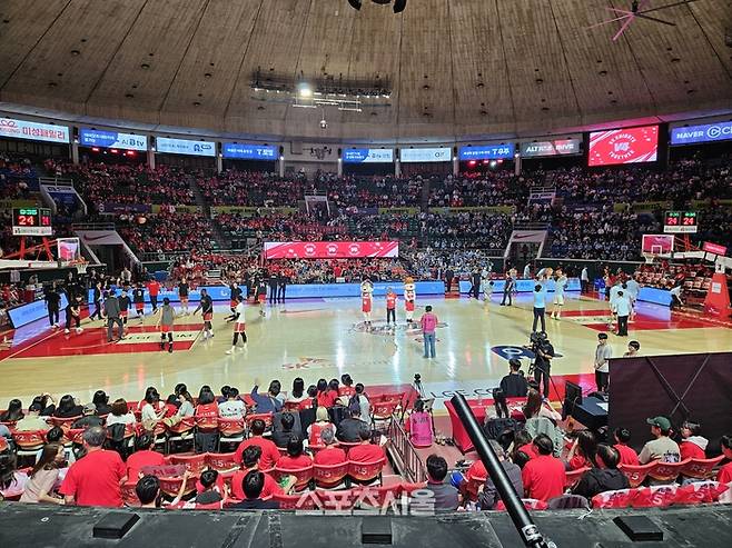 SK와 소노 선수들이 12일 잠실학생체육관에서 2025~2026 LG전자 프로농구 6강 플레이오프 1차전에 앞서 훈련하고 있다. 잠실 | 김동영 기자 raining99@sportsseoul.com