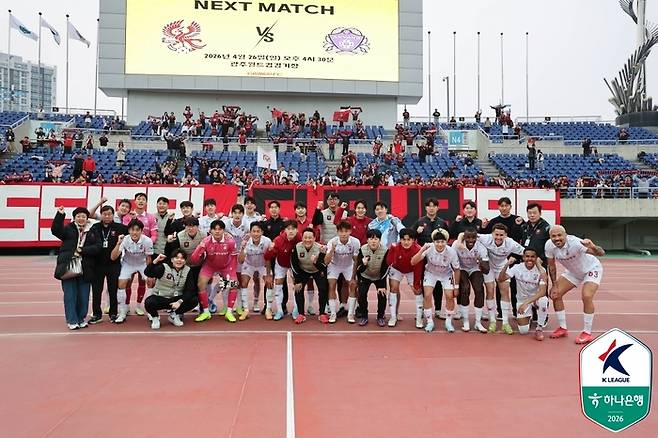 부천 선수단이 11일 광주전에서 승리한 뒤 단체 사진을 촬영하고 있다. 사진 | 한국프로축구연맹