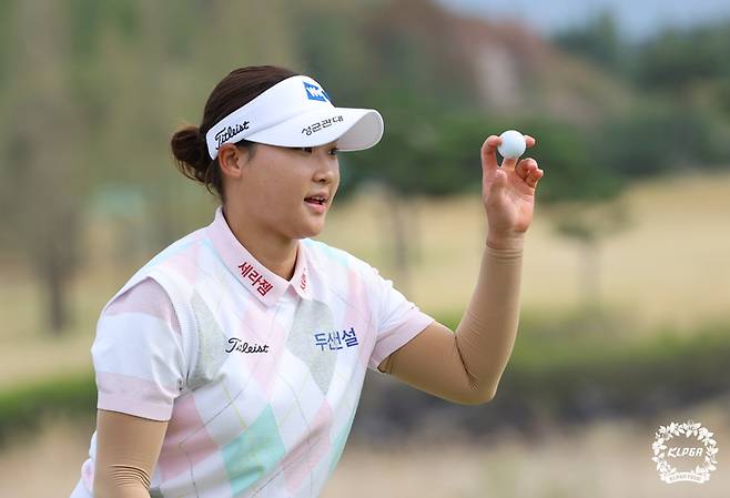 김민솔이 12일 열린 KLPGA 투어 iM금융오픈 2026 최종 4라운드에서 우승을 확정한 후 갤러리들을 향해 인사를 하고 있다. 사진 | KLPGA