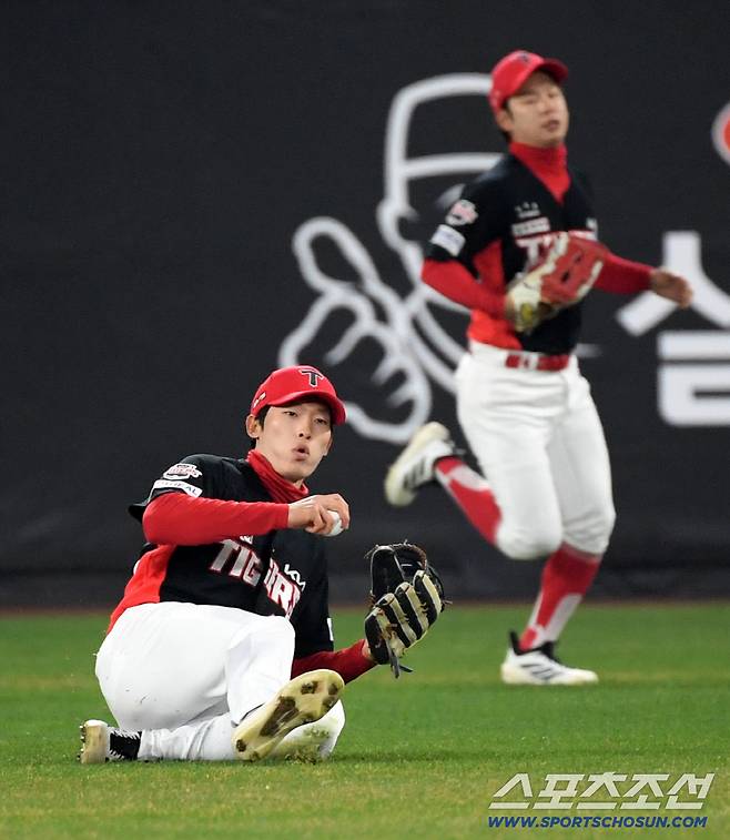 10일 대전 한화생명볼파크에서 열린 한화와 KIA의 경기. 8회말 한화 심우준 안타성 타구를 KIA 김호령이 처리하고 있다. 대전=박재만 기자 pjm@sportschosun.com/2026.04.10/