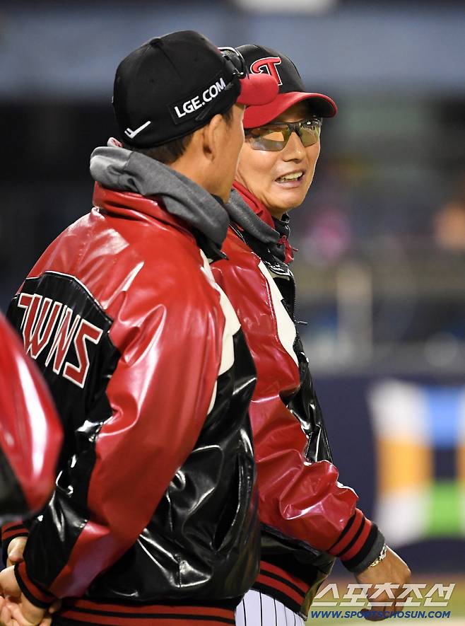 마지막 타구에 가슴 졸였던 염경엽 감독도 미소 지었다.