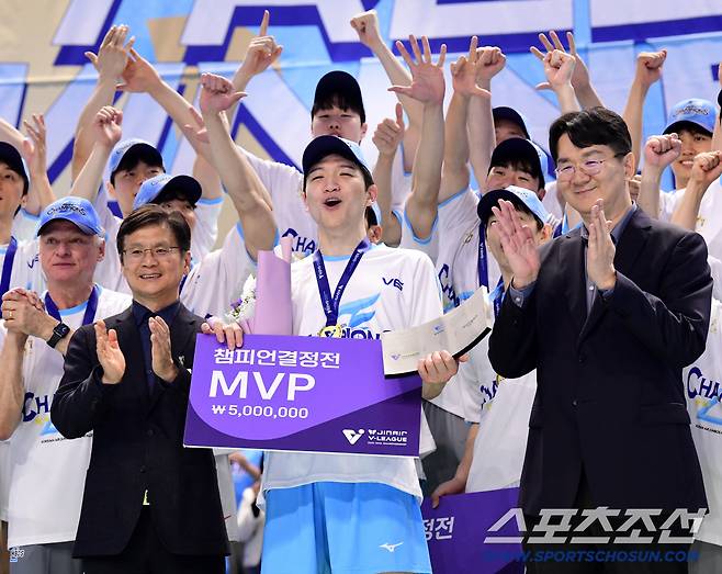 10일 인천 계양체육관에서 열린 배구 V리그 남자부 챔피언결정전 5차전. 대한항공이 현대캐피탈에 승리하며 통합우승을 달성했다. MVP 수상하고 있는 대한항공 정지석. 인천=송정헌 기자songs@sportschosun.com/2026.04.10/