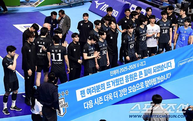 10일 인천 계양체육관에서 열린 배구 V리그 남자부 챔피언결정전 5차전. 대한항공이 현대캐피탈에 승리하며 통합우승을 달성했다. 아쉽게 준우승 차지한 현대캐피탈. 인천=송정헌 기자songs@sportschosun.com/2026.04.10/