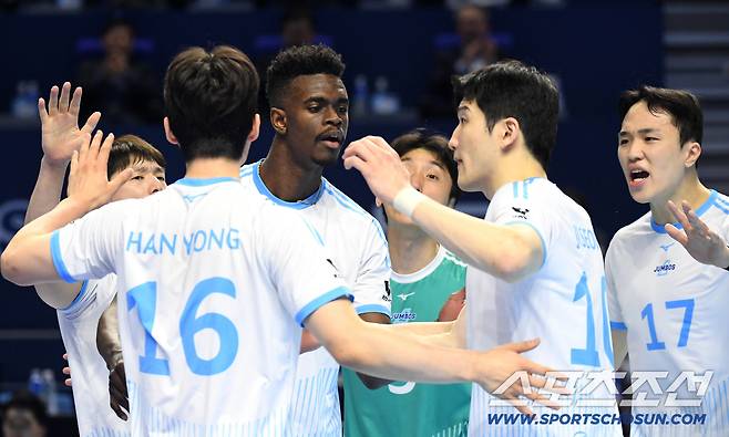 10일 인천 계양체육관에서 열린 배구 V리그 남자부 챔피언결정전 5차전 현대캐피탈과 대한항공의 경기. 득점에 기뻐하는 대한항공 헤난 감독. 인천=송정헌 기자songs@sportschosun.com/2026.04.10/