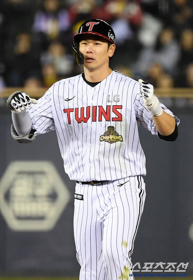 1일 잠실구장에서 열린 LG와 KIA의 경기. LG 홍창기가 안타를 날린 뒤 환호하고 있다. 잠실=박재만 기자 pjm@sportschosun.com/2026.04.01/