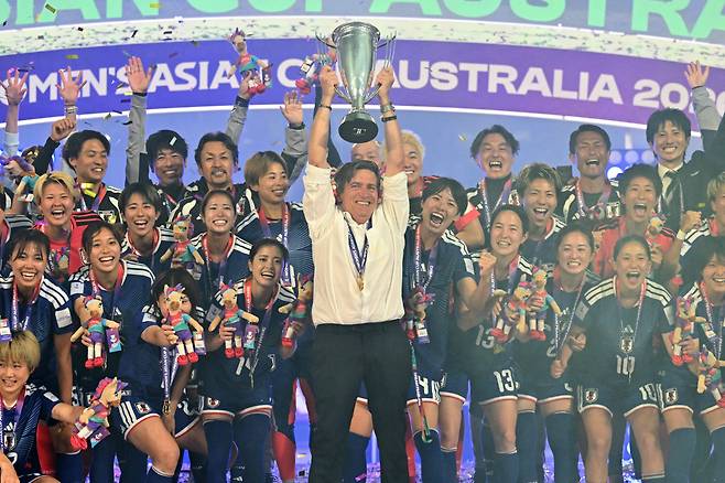Japan's coach Nils Nielsen and players celebrate with the trophy after winning the final of the AFC Women?s Asian Cup Australia 2026 football tournament between Australia and Japan at Stadium Australia in Sydney on March 21, 2026. (Photo by Saeed Khan / AFP) / --IMAGE RESTRICTED TO EDITORIAL USE - STRICTLY NO COMMERCIAL USE--







<저작권자(c) 연합뉴스, 무단 전재-재배포, AI 학습 및 활용 금지>