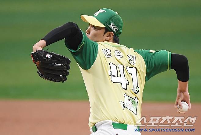 12일 서울 고척스카이돔에서 열린 롯데-키움전. 부상에서 복귀한 안우진이 선발로 등판해 투구하고 있다. 정재근 기자 cjg@sportschosun.com/2026.4.12/