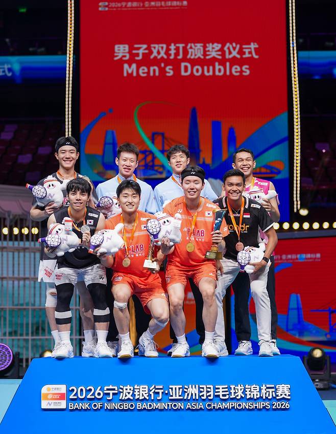 (260412) -- NINGBO, April 12, 2026 (Xinhua) -- First-placed Kim Won Ho (2nd L bottom)/Seo Seung Jae (2nd R bottom) of South Korea, second-placed Kang Min Hyuk (1st L top)/Ki Dong Ju (1st L bottom) of South Korea, third-placed He Jiting (2nd R top)/Ren Xiangyu (2nd L top) of China and Fajar Alfian (1st R top)/Muhammad Shohibul Fikri of Indonesia pose during the men's doubles awarding ceremony at Badminton Asia Championships 2026 in Ningbo, east China's Zhejiang Province, April 12, 2026. (Xinhua/Sun Fei)







<저작권자(c) 연합뉴스, 무단 전재-재배포, AI 학습 및 활용 금지>