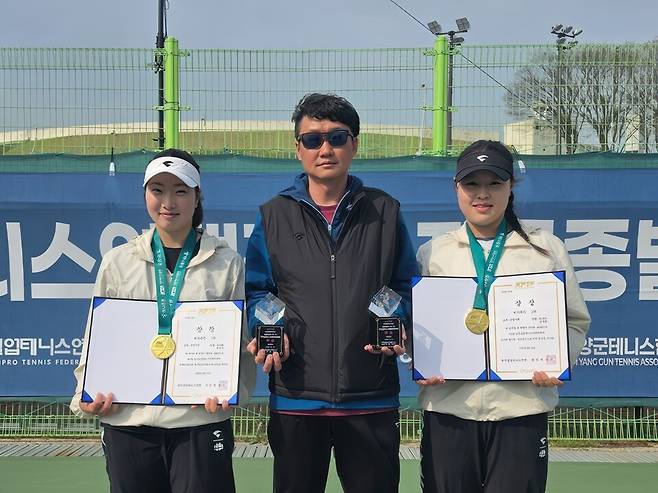 여자복식 우승 강나현 하선민과 이수호 고양시청 감독