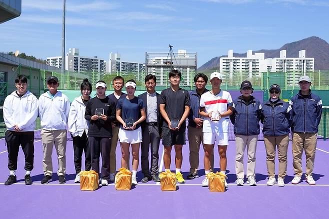 단식 결승전 후 수상자와 관계자들.