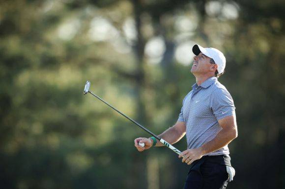 로리 매킬로이가 마스터스 3라운드 17번 홀에서 파 퍼팅을 놓친 뒤 아쉬워하고 있다. 오거스타=AFP연합뉴스