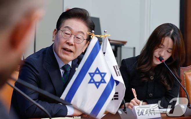 이재명 대통령이 SNS를 통해 이스라엘을 비판하자 이스라엘 외무부가 이 대통령을 '규탄'한다는 성명을 발표, 양국 관계가 1962년 수교 이후 최악의 상황을 맞고 있다. 사진은 이 대통령이 지난해 2월 더불어민주당 대표 자격으로 국회에서 라파엘 하르페즈 주한이스라엘대사를 접견하고 있는 모습/뉴스1