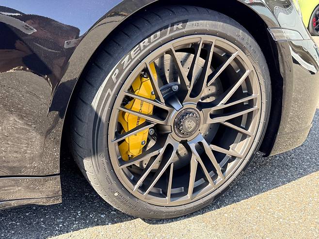 포르셰 911 터보 S의 타이어 휠./이윤정 기자