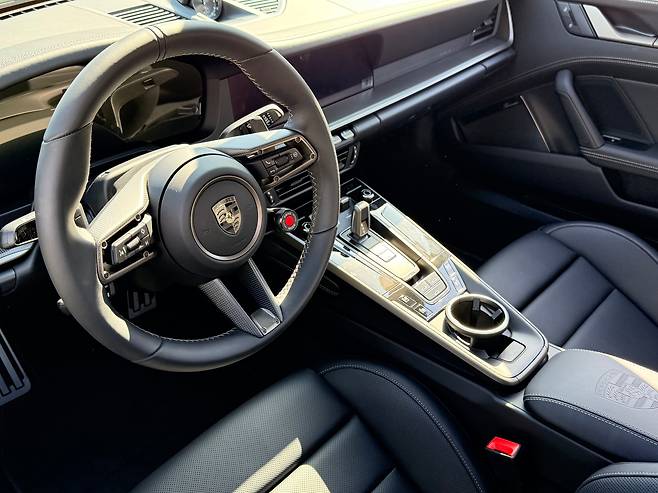 포르셰 911 터보 S의 내부./이윤정 기자