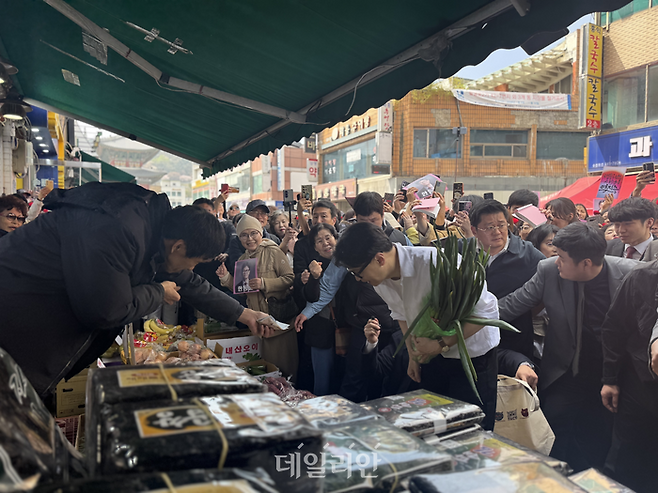 한동훈 전 국민의힘 대표가 11일 수원 팔달문 인근의 전통시장에서 물건을 구매하고 있다. ⓒ데일리안 오수진 기자