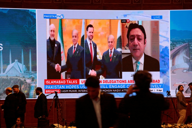 지난 4월 11일(현지시간) 파키스탄 이슬라마바드에 마련된 미디어센터 스크린에 셰바즈 샤리프 파키스탄 총리가 JD 밴스 미국 부통령과 모함마드 바게르 갈리바프 이란 국회의장을 각각 개별적으로 만나는 모습이 담긴 뉴스가 상영되고 있다.[로이터 연합뉴스 사진]