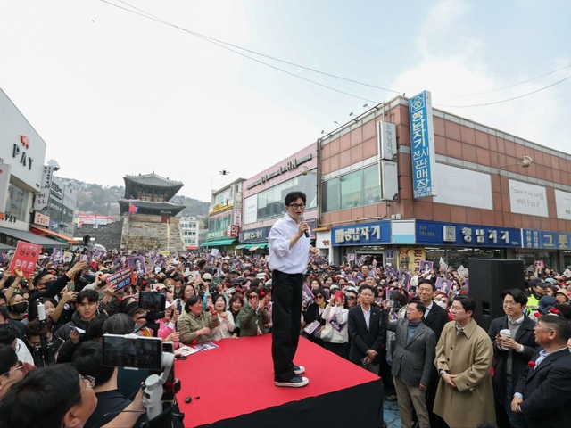 한동훈 전 국민의힘 당대표가 지난 4월 11일 오후 경기 수원 팔달문시장에서 지지자와 시민들을 향해 발언하고 있다.[한동훈 전 법무부 장관 페이스북 사진]