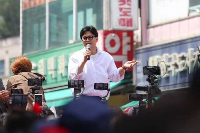 한동훈 전 국민의힘 당대표가 지난 4월 11일 경기 수원 팔달문시장에서 지지자와 시민들을 만나 발언하고 있다.[한동훈 전 법무부 장관 페이스북 사진 갈무리]