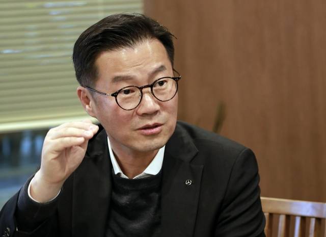 이상국 벤츠 코리아 디지털·마케팅 및 커뮤니케이션 부문 총괄 부사장이 지난 9일 서울 중구 소재 한 식당에서 진행된 한국자동차기자협회와의 인터뷰에서 답변을 하고 있다. 한국자동차기자협회 제공