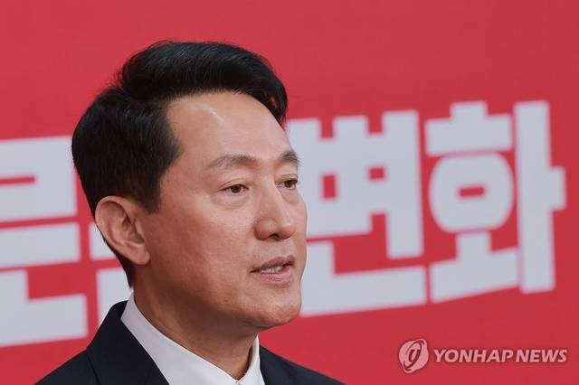 오세훈 서울시장이 3월 2일 여의도 국민의힘 중앙당사에서 열린 광역단체장 후보 면접을 마치고 취재진 질문에 답하고 있다. 연합뉴스