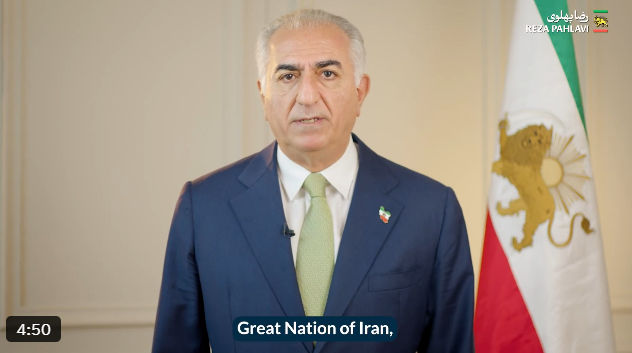 레자 팔레비 전 이란 왕세자가 지난 4월 9일(현지시간) 소셜미디어에 공개한 온라인 연설을 통해 이란 현지 국민과 재외이란인들을 향해 정권교체 당위를 주장했다.[레자 팔레비 전 이란 왕세자 X 계정 게재 영상 갈무리]